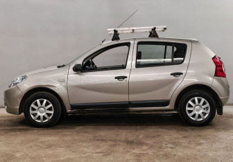 Подержанный автомобиль Renault Sandero 2012 года (8 фото)