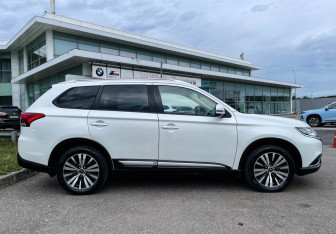 Подержанный автомобиль Mitsubishi Outlander 2020 года (4 фото)