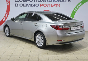 Подержанный автомобиль Lexus ES 2016 года (6 фото)