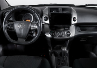 Подержанный автомобиль Toyota RAV4 2010 года (12 фото)