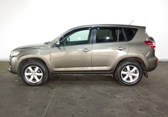 Подержанный автомобиль Toyota RAV4 2010 года (8 фото)