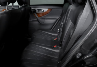 Подержанный автомобиль Infiniti QX70 2015 года (10 фото)