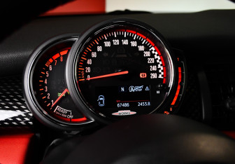 Подержанный автомобиль MINI Hatch 2019 года (10 фото)