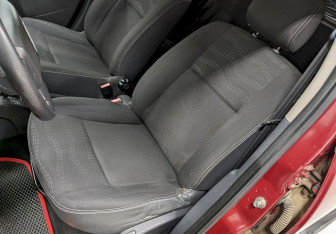 Подержанный автомобиль Renault Sandero 2012 года (13 фото)