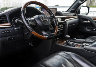 Подержанный автомобиль Lexus LX 2017 года (9 фото)