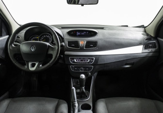 Подержанный автомобиль Renault Fluence 2011 года (12 фото)