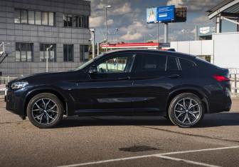 Подержанный автомобиль BMW X4 2022 года (8 фото)