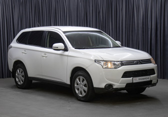 Подержанный автомобиль Mitsubishi Outlander 2013 года (3 фото)