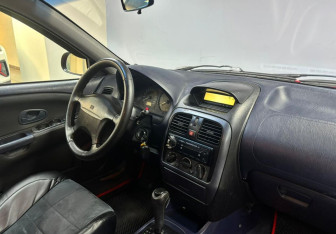 Подержанный автомобиль Mitsubishi Carisma Sedan 1999 года (16 фото)