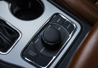 Подержанный автомобиль Jeep Grand Cherokee 2016 года (19 фото)