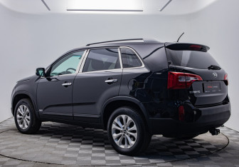 Подержанный автомобиль Kia Sorento 2015 года (3 фото)