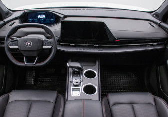 Подержанный автомобиль Changan UNI-S 2025 года (13 фото)
