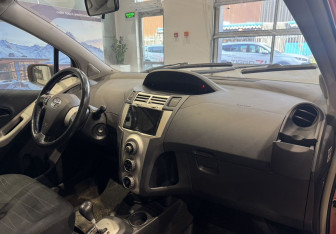 Подержанный автомобиль Toyota Yaris Hatchback 2007 года (9 фото)