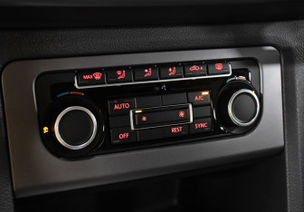 Подержанный автомобиль Volkswagen Amarok 2015 года (19 фото)