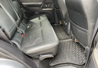 Подержанный автомобиль Mitsubishi Pajero 2012 года (11 фото)