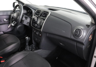 Подержанный автомобиль Renault Logan Sedan 2019 года (10 фото)