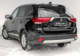 Подержанный автомобиль Mitsubishi Outlander 2017 года (7 фото)