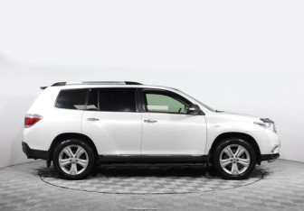 Подержанный автомобиль Toyota Highlander 2012 года (4 фото)