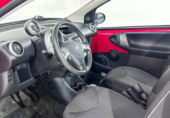 Подержанный автомобиль Peugeot 107 2014 года (8 фото)