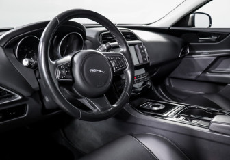 Подержанный автомобиль Jaguar XE 2016 года (14 фото)