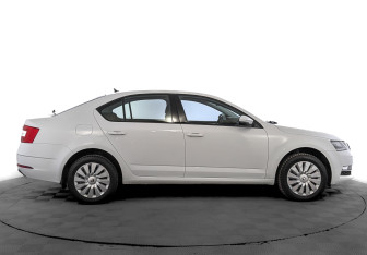 Подержанный автомобиль Skoda Octavia Liftback 2020 года (4 фото)