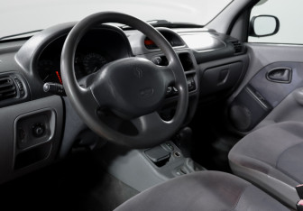 Подержанный автомобиль Renault Clio Hatchback 2000 года (13 фото)