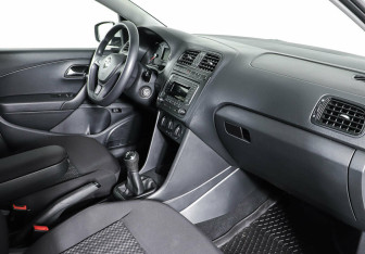 Подержанный автомобиль Volkswagen Polo Sedan 2016 года (8 фото)