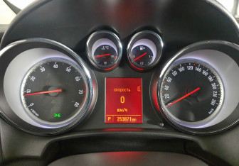 Подержанный автомобиль Opel Astra Hatchback 2012 года (14 фото)