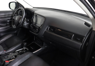 Подержанный автомобиль Mitsubishi Outlander 2018 года (10 фото)