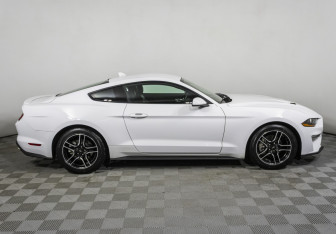 Подержанный автомобиль Ford Mustang Coupe 2023 года (4 фото)