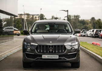 Подержанный автомобиль Maserati Levante 2022 года (3 фото)