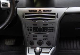 Подержанный автомобиль Opel Astra Hatchback 2011 года (15 фото)