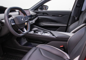 Подержанный автомобиль Changan UNI-V 2023 года (10 фото)