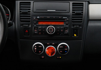 Подержанный автомобиль Nissan Tiida Hatchback 2012 года (10 фото)