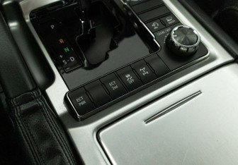 Подержанный автомобиль Toyota Land Cruiser Suv 2015 года (14 фото)