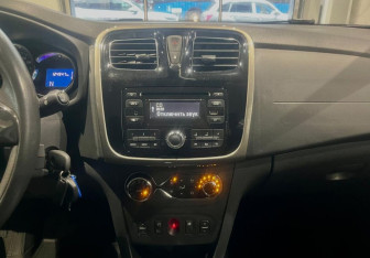 Подержанный автомобиль Renault Sandero 2015 года (14 фото)