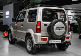 Подержанный автомобиль Suzuki Jimny 2007 года (6 фото)