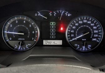 Подержанный автомобиль Toyota Land Cruiser Suv 2012 года (13 фото)