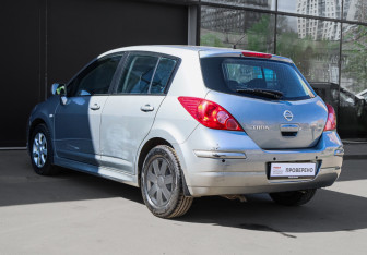 Подержанный автомобиль Nissan Tiida Hatchback 2010 года (6 фото)