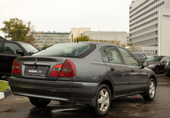 Подержанный автомобиль Mitsubishi Carisma Sedan 2002 года (14 фото)