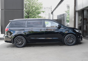 Подержанный автомобиль Kia Carnival 2020 года (4 фото)