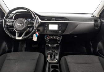 Подержанный автомобиль Kia Rio Hatchback 2021 года (13 фото)