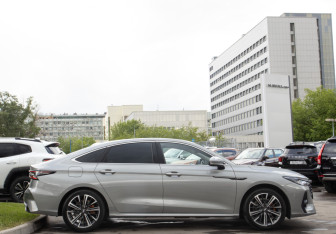 Подержанный автомобиль Chery Arrizo 8 2023 года (3 фото)