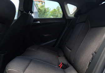 Подержанный автомобиль Opel Astra Hatchback 2012 года (8 фото)