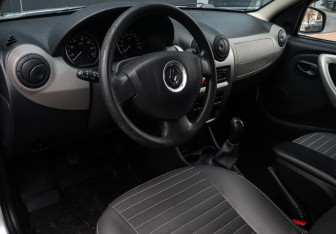 Подержанный автомобиль Renault Sandero 2013 года (11 фото)