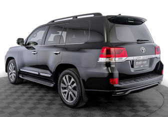 Подержанный автомобиль Toyota Land Cruiser Suv 2018 года (7 фото)