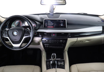 Подержанный автомобиль BMW X6 2015 года (10 фото)
