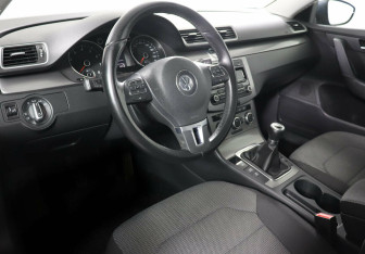 Подержанный автомобиль Volkswagen Passat Sedan 2012 года (8 фото)