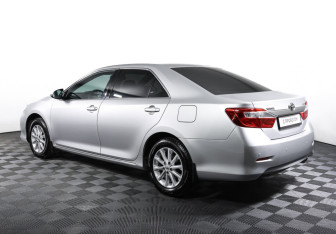 Подержанный автомобиль Toyota Camry Sedan 2013 года (7 фото)