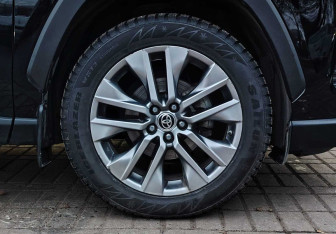 Подержанный автомобиль Toyota RAV4 2021 года (15 фото)